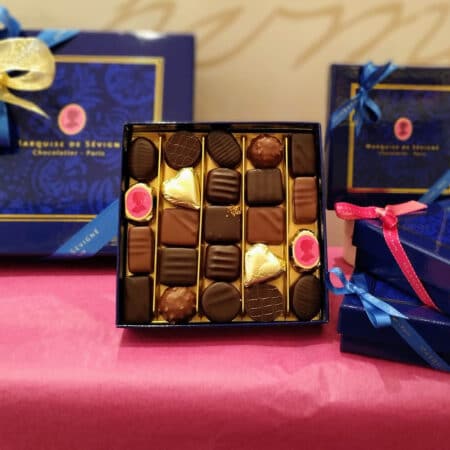 coffret cadeau chocolats fourres ouvert pose etagere