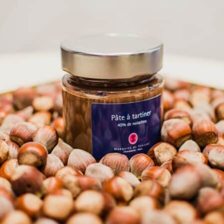 pate tartiner chocolatee artisanale posee tas noisettes